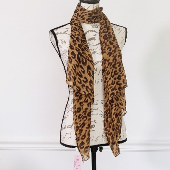Accessories - NWT Women's Leopard print scarf